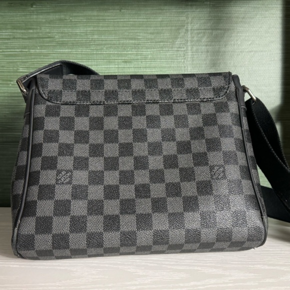 LOUIS VUITTON - Damier Graphite District Messenger Bag PM  World Tour (R575) - Picture 2 of 4